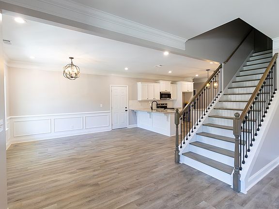 5th image of 122 Saxton Pl