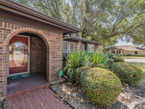 5500 Meadow Oak Dr, Fort Worth, TX 76180