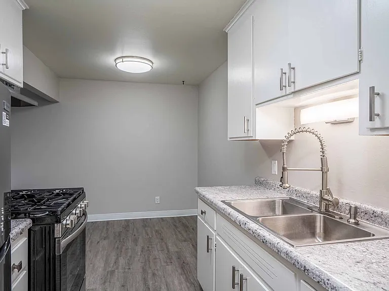 Richfield Square Apartments — Photo 32