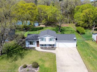 7180 Howell Ave, Waterford, MI 48327