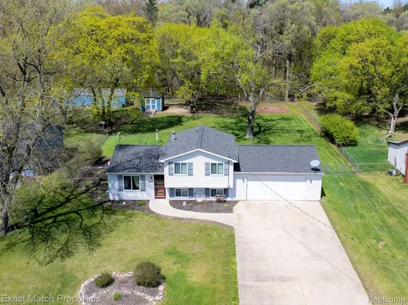 7180 Howell Ave, Waterford, MI 48327