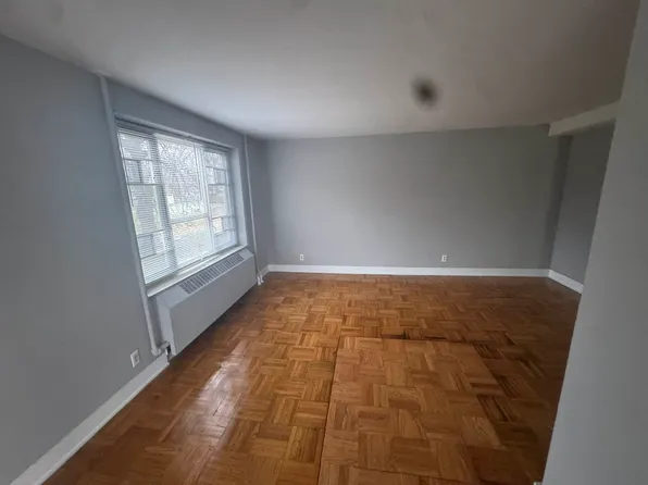 4202 Layton St APT 201, Flushing, NY 11373