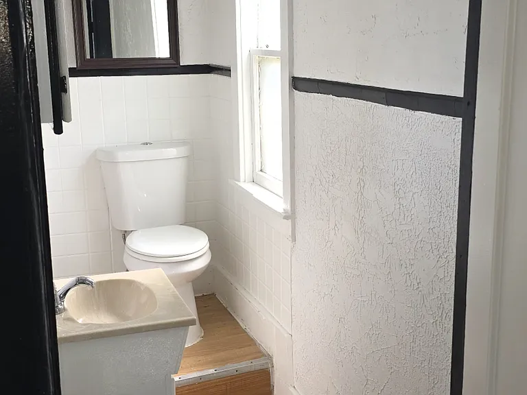 435 Center Ave — Photo 6
