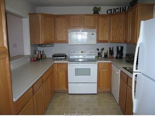 2nd image of 940 Willow Pond St