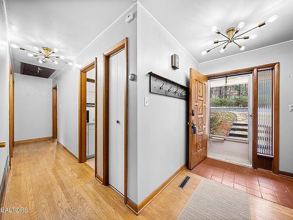 5th image of 209 Farlow Dr