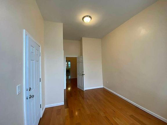 3rd image of 148 Evergreen Ave #1R