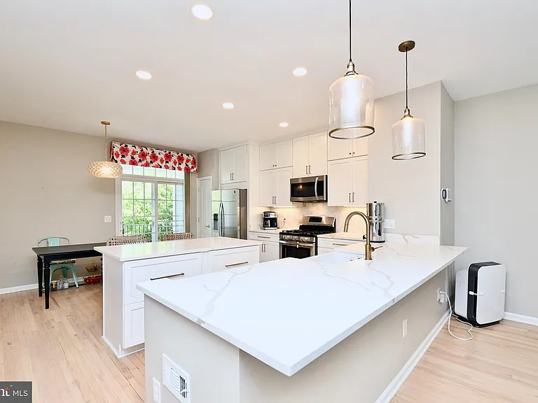 6915 Rolling Creek Way — Photo 9