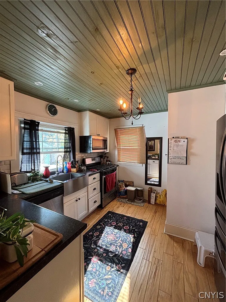 3 bed, 1.0 bath, 1056 sqft, $2,400 — Photo 2