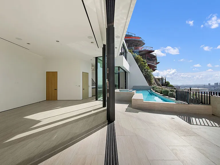8765 Hollywood Blvd — Photo 27