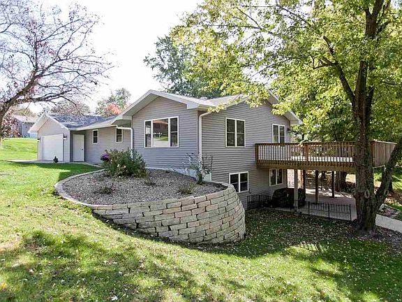 2nd image of 2918 Cedar Dr NE
