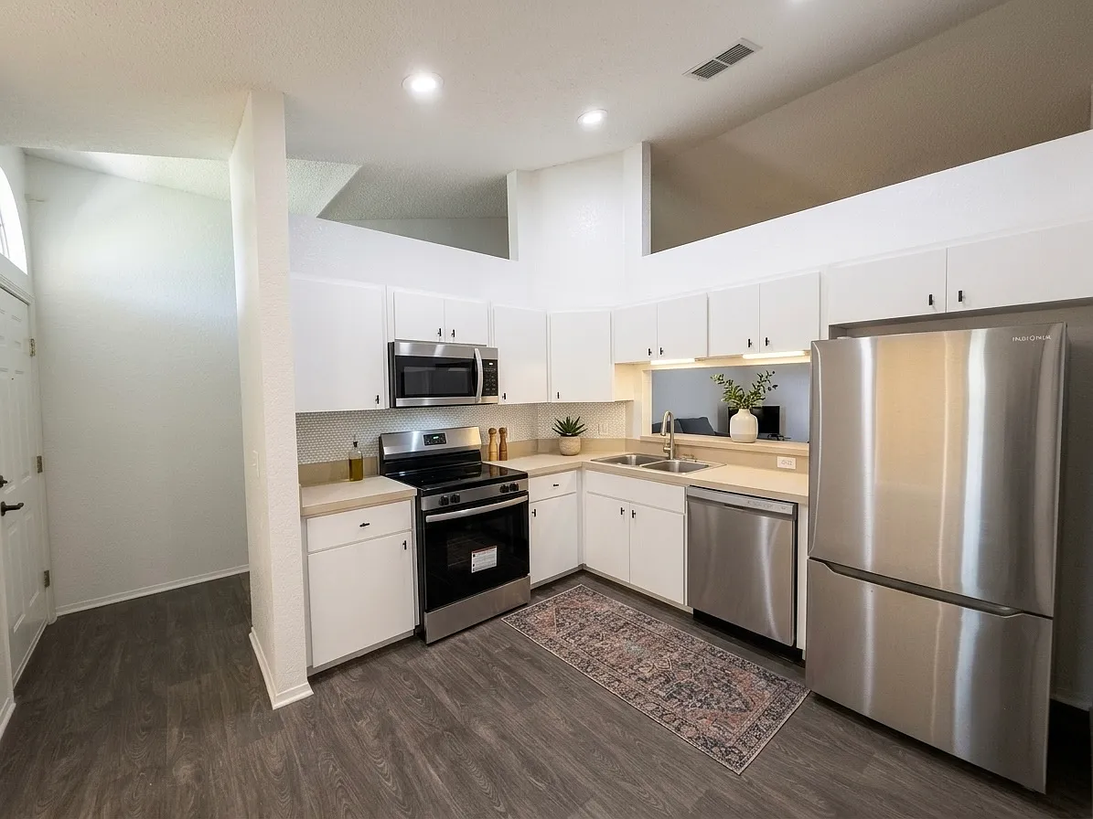 3 bed, 1244 sqft, $2,000 — Photo 2