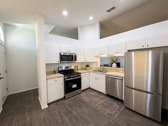 2nd image of 3004 Wentworth Pl
