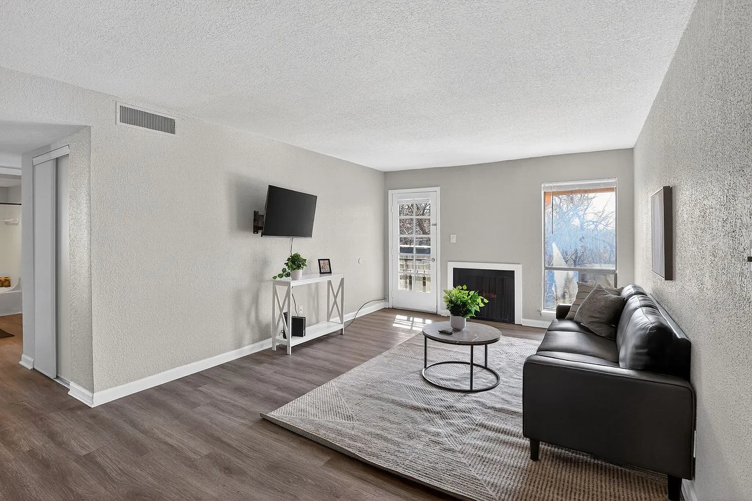 2 bed, 1.0 bath, 9913 sqft, $2,107 — Photo 3