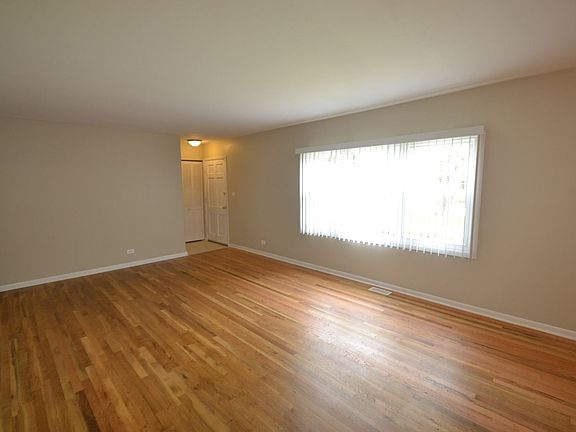 4th image of 325 Glendale Ln