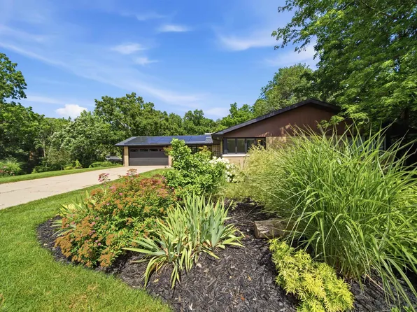 5200 N Sherbrook Ln, Peoria, IL 61614