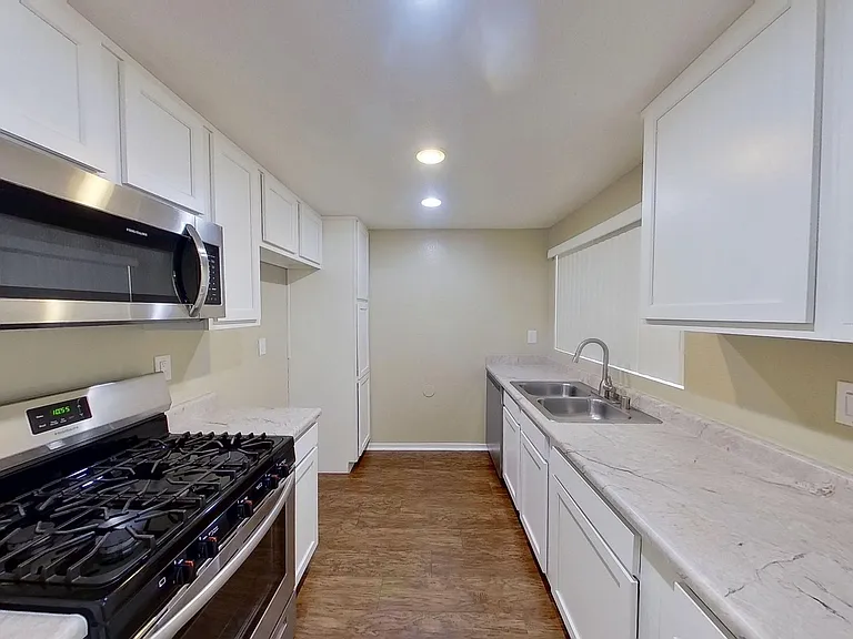 401 Beach Blvd - El Pueblo Apartments — Photo 20