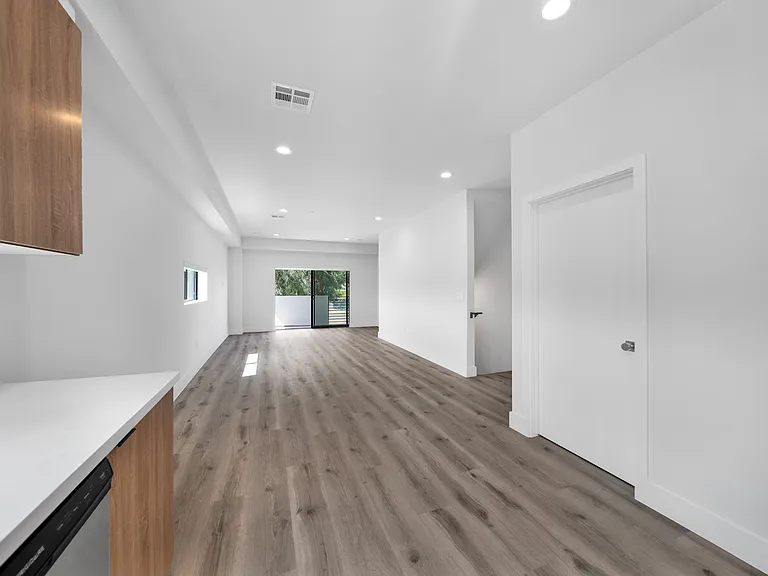 11516 Victory Blvd — Photo 24