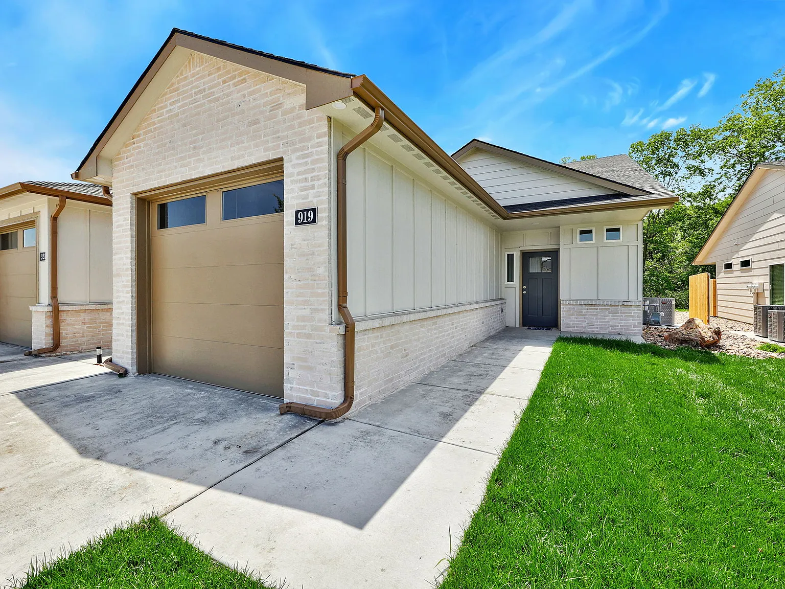 2 bed, 1080 sqft, $1,410 — Photo 1