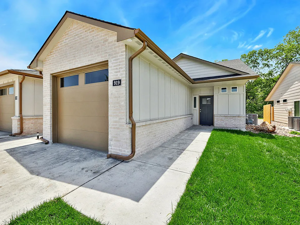 919 SE 10th Ter