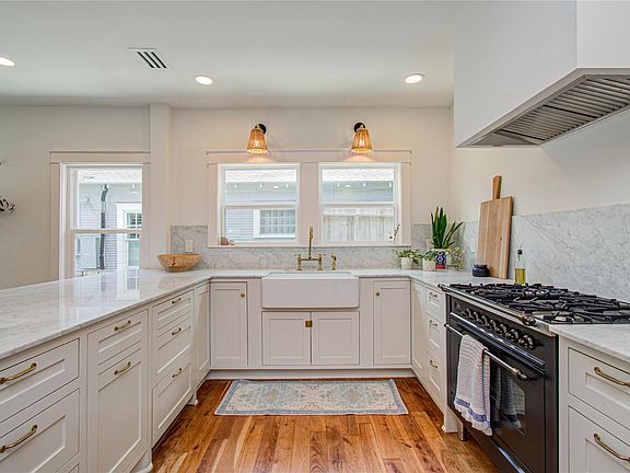 4th image of 811 Redan St