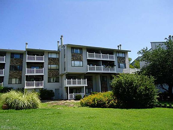 2nd image of 3200 Lynnhaven Dr APT 304
