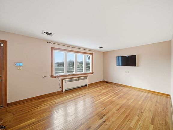 3rd image of 52 Broadway