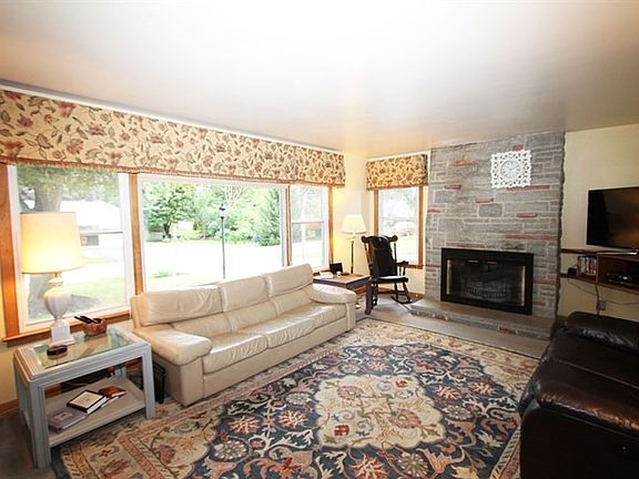 3rd image of 37 Evergreen St