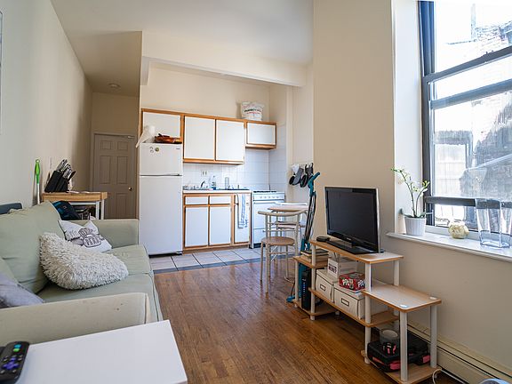 2nd image of 200 E 7th St APT 6B