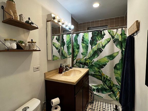 3rd image of 685 W Wrightwood Ave APT 3W