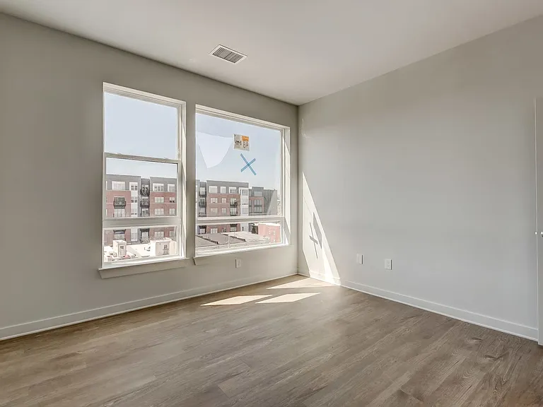 115 W Hamburg — Photo 30