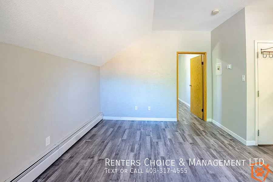 Top Floor Unit With Assigned Parking And Onsite Laundry — Photo 4