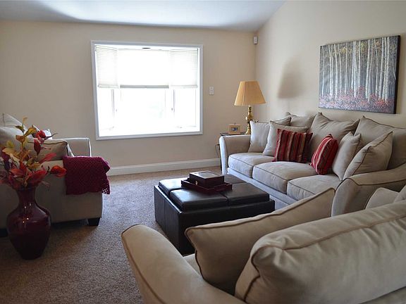 3rd image of 5 Monterey Ln