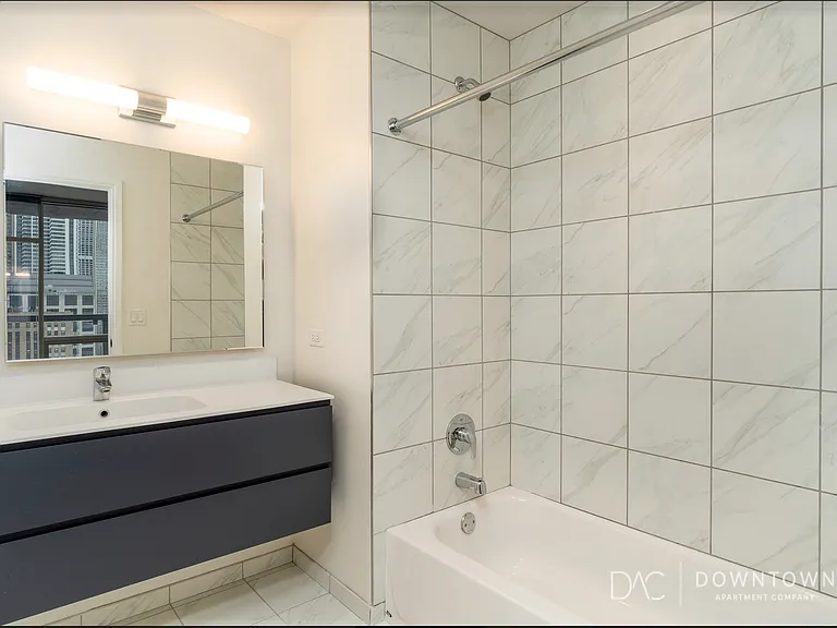 777 N La Salle Dr #2 — Photo 5