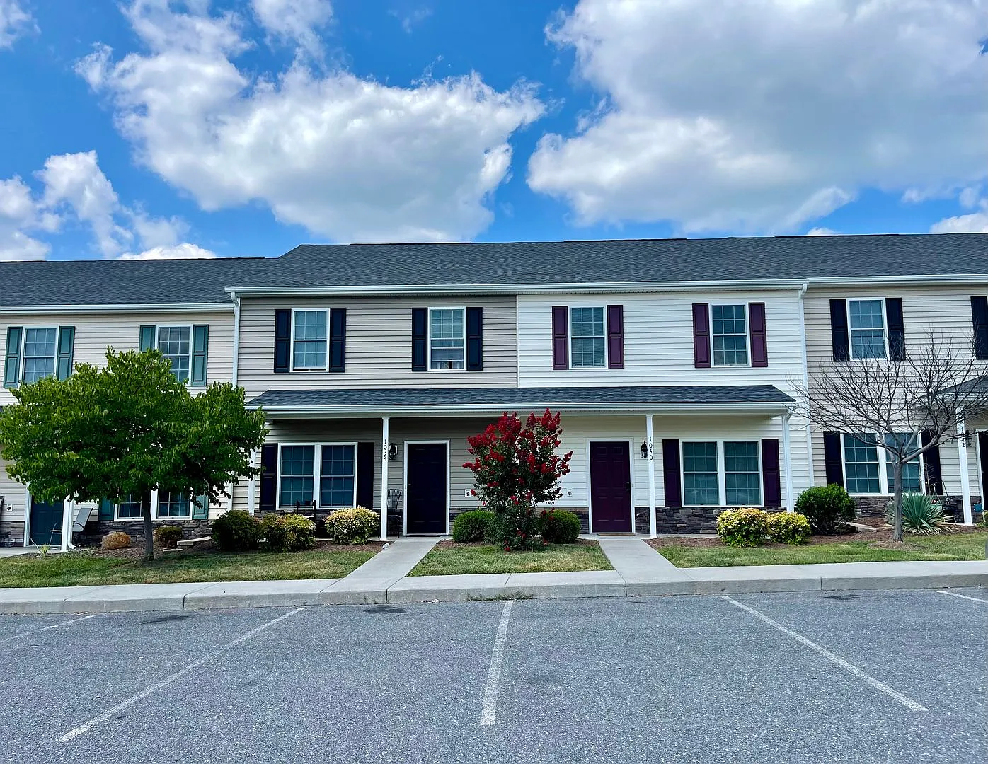 3 Bedroom, 2.5 Bath Two Level Townhouse — Photo 1