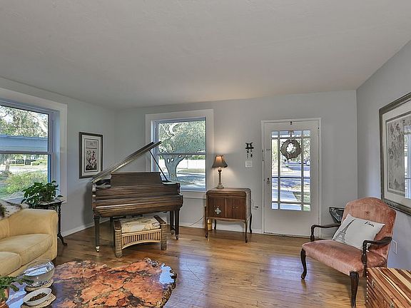 4th image of 2709 S Manhattan Ave