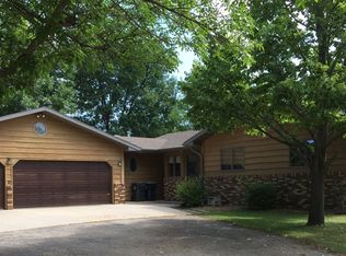 201 Eleanor Ave, Morris, MN 56267