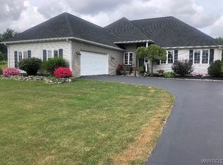 7520 Congressional Dr, Lockport, NY 14094