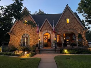 710 W 11th St, Taylor, TX 76574