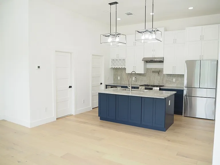 2349 N Carroll Ave — Photo 7