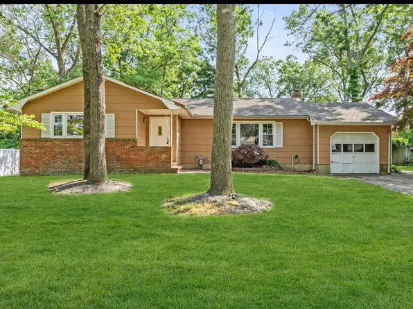 15 Hummingbird Ln, Toms River, NJ 08755