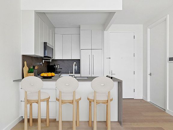 2nd image of 605 Lorimer St #2R