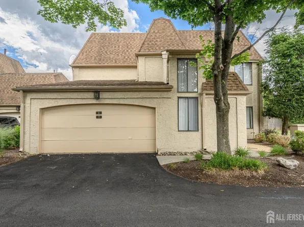 7 Carriage Pl, Edison, NJ 08820