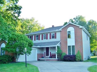25195 Tara Lynn Dr, North Olmsted, OH 44070