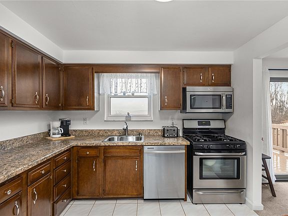5th image of 3040 Greenridge Dr