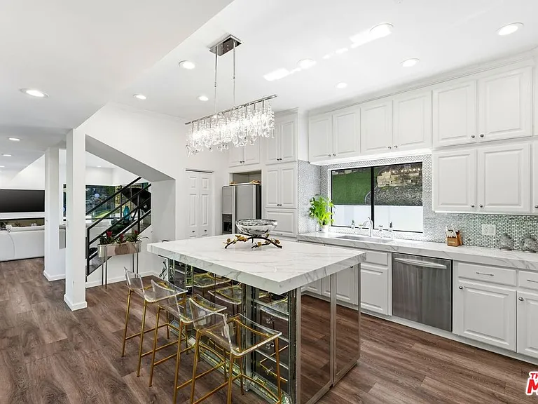 2350 Benedict Canyon Dr — Photo 3