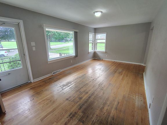 3rd image of 615 28th St