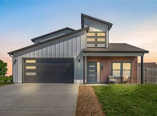 2704 Chasehire Dr, Lawrence, KS 66046