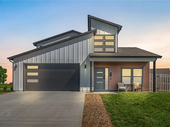 2704 Chasehire Dr, Lawrence, KS 66046