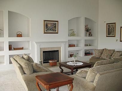 Tastefully decorated great room