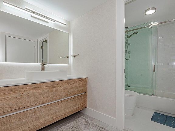4th image of 2301 Collins Ave APT 505